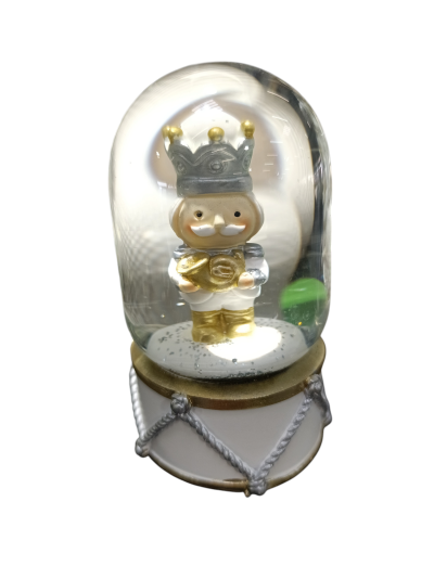 Globo de neve com figura de rei e base branca com corda