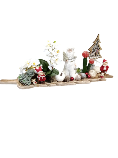 Arranjo decorativo natalício com Papai Noel, flores e suculentas sobre base de madeira