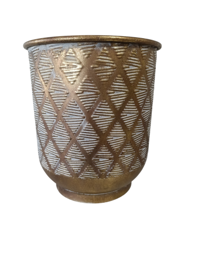 Vaso metálico decorativo com padrão geométrico em relevo bronze e prata