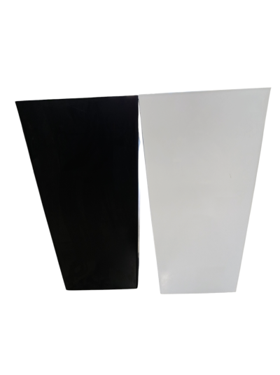 Dois recipientes trapezoidais, um preto e um branco, lado a lado