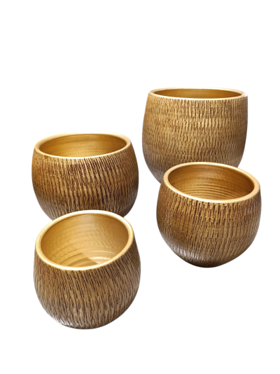 Conjunto de quatro vasos redondos em cerâmica castanhos com padrão riscado