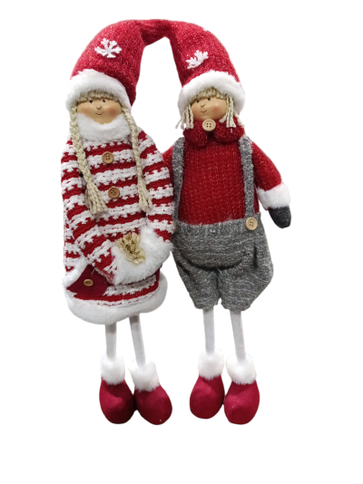 Dois bonecos decorativos de Natal com roupas em tricô, chapéus vermelhos e botas vermelhas