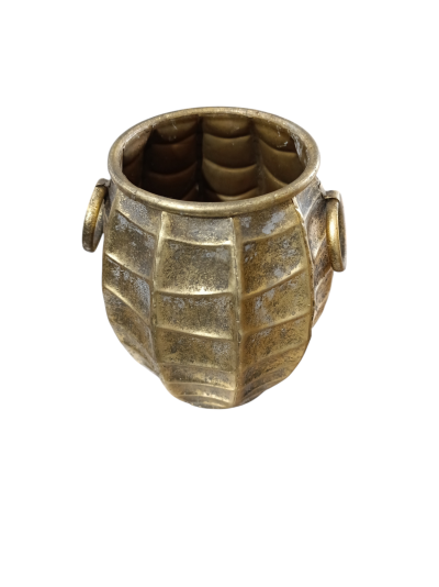 Vaso decorativo em metal dourado com textura geométrica e argolas laterais