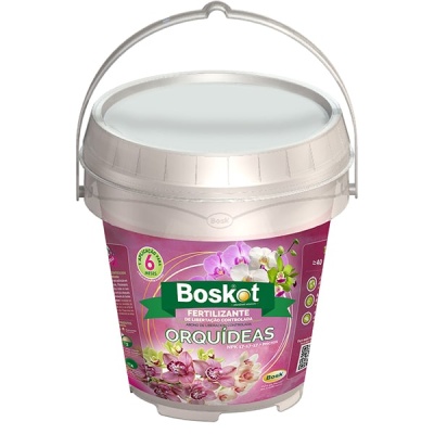 Balde branco com fertilizante para orquídeas, etiqueta rosa e verde, imagens de orquídeas.