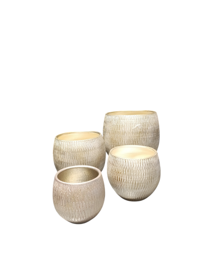 Quatro vasos decorativos em cerâmica com textura creme e bege