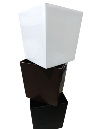 Três floreiras quadradas empilhadas com cores branca, castanha escura e preta, acabamento brilhante