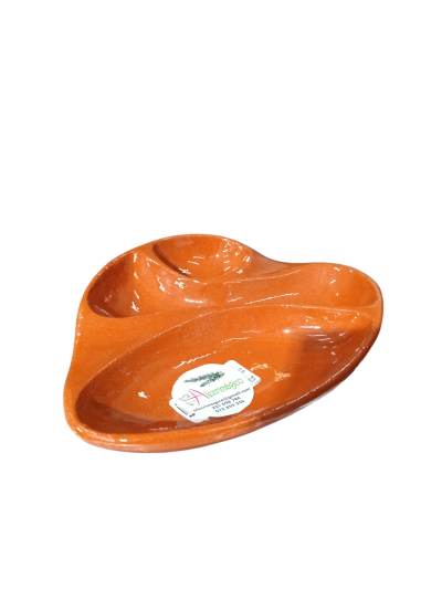 prato de cerâmica laranja com três divisórias e etiqueta branca