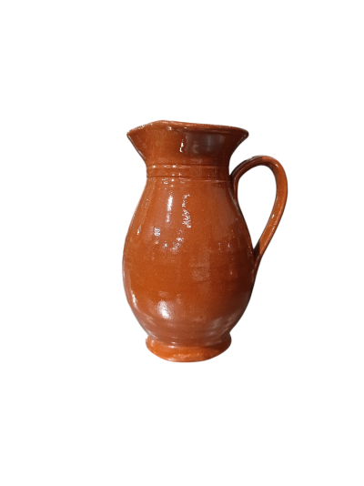Jarro de cerâmica castanho com asa e bocal largo