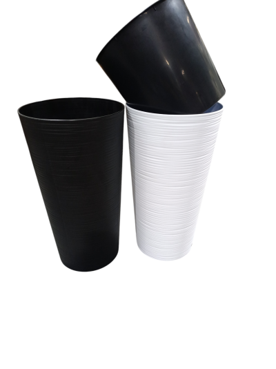 Três vasos cilíndricos altos em preto e branco com textura lisa