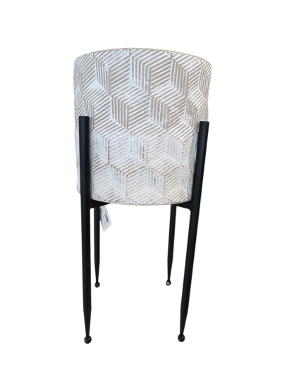 Cadeira moderna cinza com padrão geométrico e pernas pretas