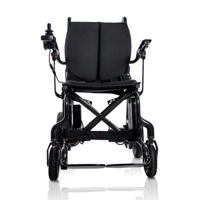 Cadeira de rodas elétrica preta vista de frente com joystick no braço esquerdo