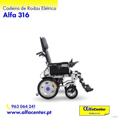 Cadeira de rodas elétrica Alfa 316 preta com joystick e rodas grandes sobre fundo branco