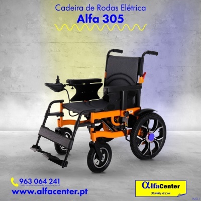 Cadeira de rodas elétrica Alfa 305 preta e laranja em fundo cinzento com texto promocional.