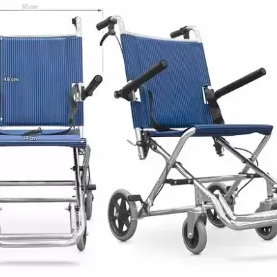 Duas cadeiras de rodas dobráveis com estrutura metálica e tecido azul