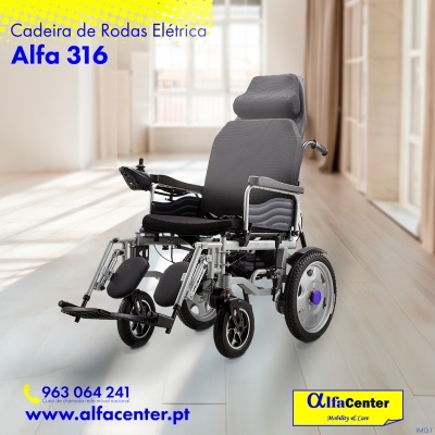 Cadeira de rodas elétrica Alfa 316 cinzenta com apoios, num espaço interior luminoso
