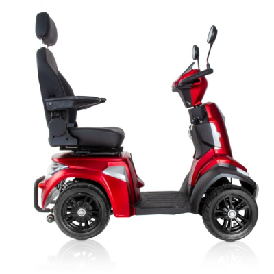 Scooter de mobilidade elétrica vermelho com assento preto e quatro rodas