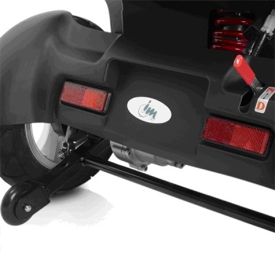 Parte traseira de veículo com luzes vermelhas e etiqueta oval