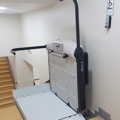 Elevador de plataforma vertical LIFTECH Move Up junto a escadas interiores