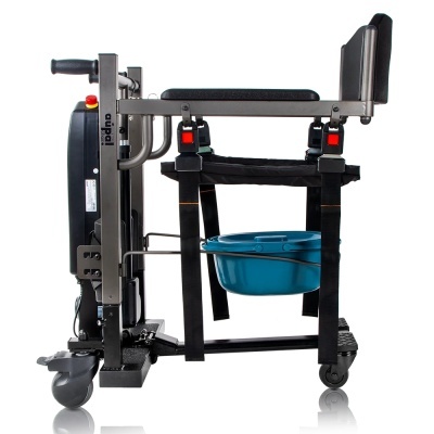 Cadeira de transporte motorizada cinza e preta com uma bacia azul