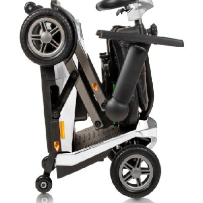 Carrinho de bebé dobrado, cor preto e cinza, com rodas