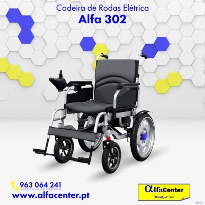 Cadeira de rodas elétrica Alfa 302 com estrutura metálica e assento preto