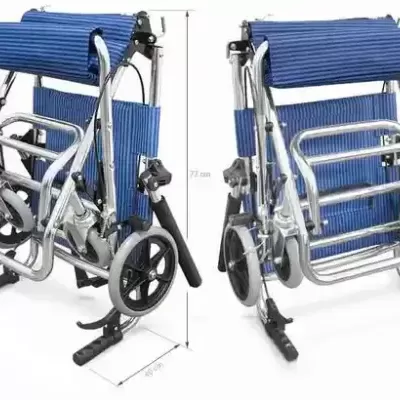 Duas cadeiras de rodas dobráveis azuis de metal cromado lado a lado