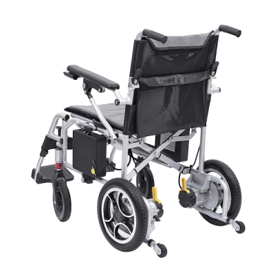 Cadeira de rodas elétrica com estrutura metálica cinzenta e assento preto