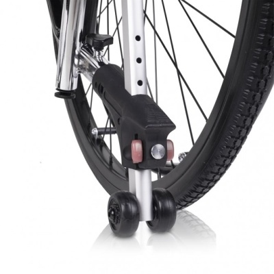 Suporte de roda estabilizadora preto com rodas pequenas junto a roda de bicicleta preta