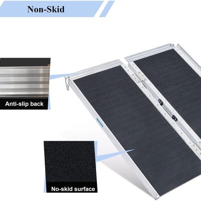 Rampa dobrável antiderrapante com superfície preta e estrutura metálica prateada