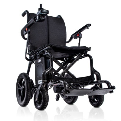 Cadeira de rodas elétrica preta com fibra de carbono e joystick de controlo