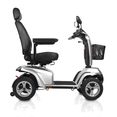 Scooter elétrica de mobilidade prateada com assento preto e cesto frontal