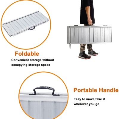 Mesa portátil dobrável cinza com alça preta e texto em inglês