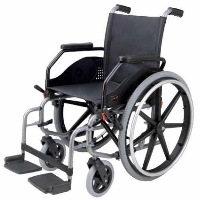 Cadeira de rodas preta e cinza com rodas grandes e braços acolchoados.