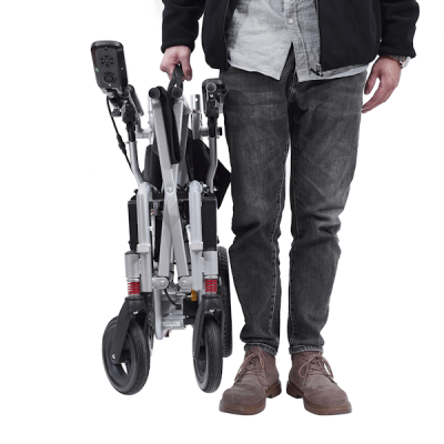 Homem segurando carrinho de bebé dobrado cinza e preto