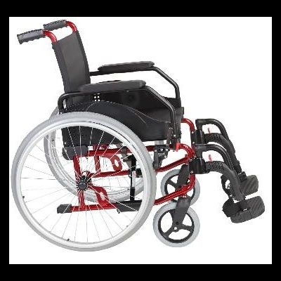 Cadeira de rodas manual com estrutura vermelha e preta sobre fundo branco