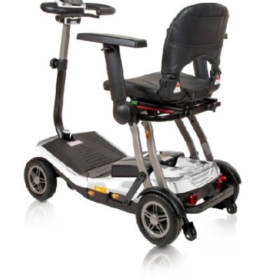 Scooter elétrica preta e cinza com assento acolchoado.