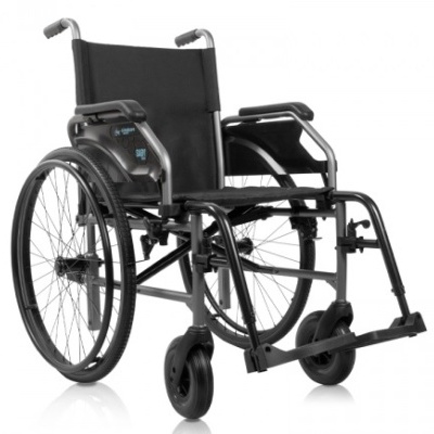 Cadeira de rodas preta com estrutura metálica e assento em tecido