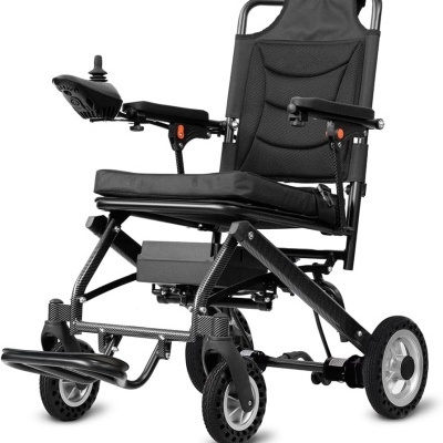 Cadeira de rodas motorizada preto com joystick na lateral