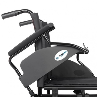 Cadeira de rodas preta com apoios acolchoados e etiqueta 'im - ribatel care'