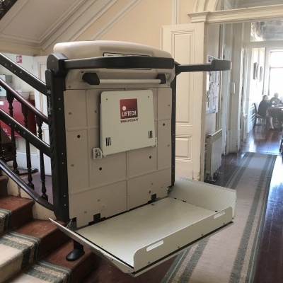 Elevador para escadas LIFTECH instalado numa escadaria interior