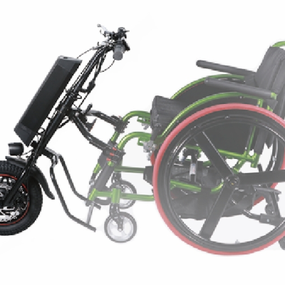 cadeira de rodas verde com rodas pretas e vermelho e bicicleta elétrica preta montada na frente