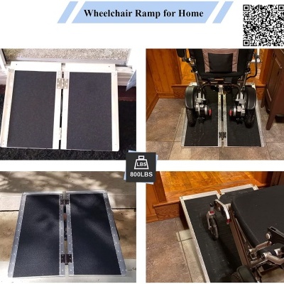 Rampa metálica preta para cadeira de rodas com articulação central para uso doméstico