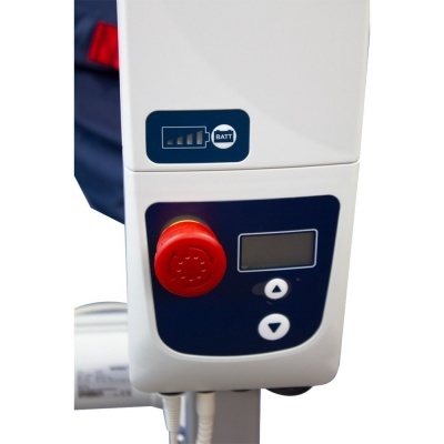 Painel de controlo com botão de emergência vermelho e visor digital