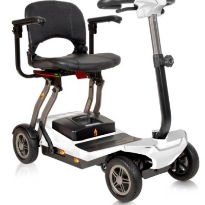 Scooter elétrico de mobilidade com assento preto e estrutura branca e preta