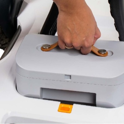 Parte superior de máquina branca com peça cinza clara e pega de couro castanha sendo segurada