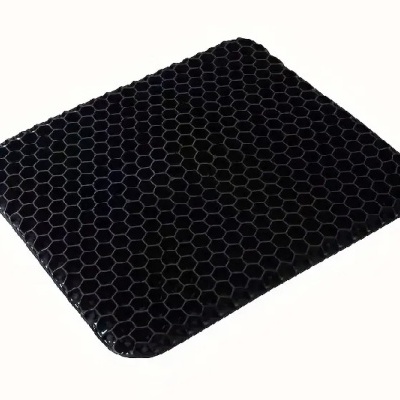 Tapete retangular preto com padrão de colmeia