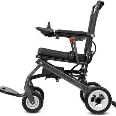cadeira de rodas elétrica dobrável preta com suporte para os pés e joystick