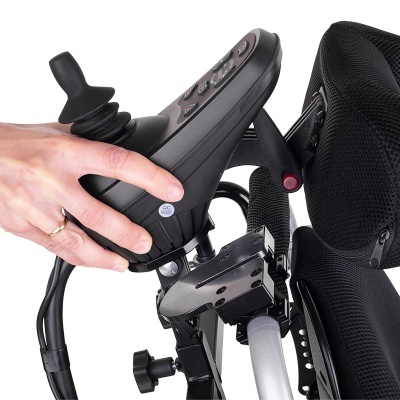 Joystick de cadeira de rodas com suporte e mão a segurar