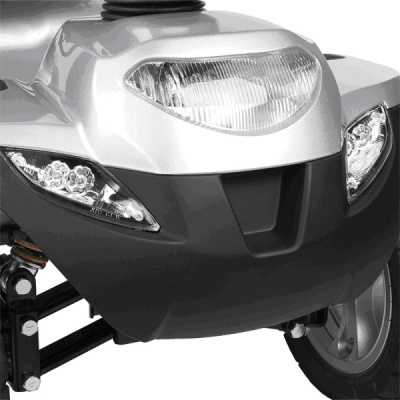 Parte frontal de scooter prateada e preta com faróis e rodas