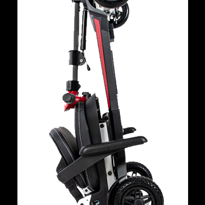 Cadeira de rodas elétrica dobrada com assento e rodas pretas e detalhes vermelhos